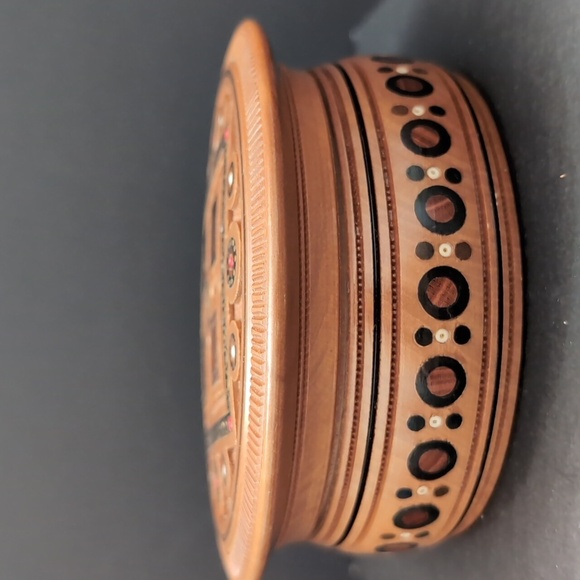 VGT, Ukrainian Hutsul Round Wooden Box with Intricate Mosaic Inlay. - Picture 2 of 11